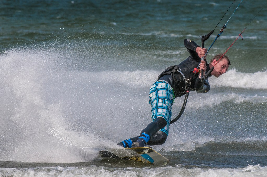 Kitesurfer in aggressive&nbsp;turn