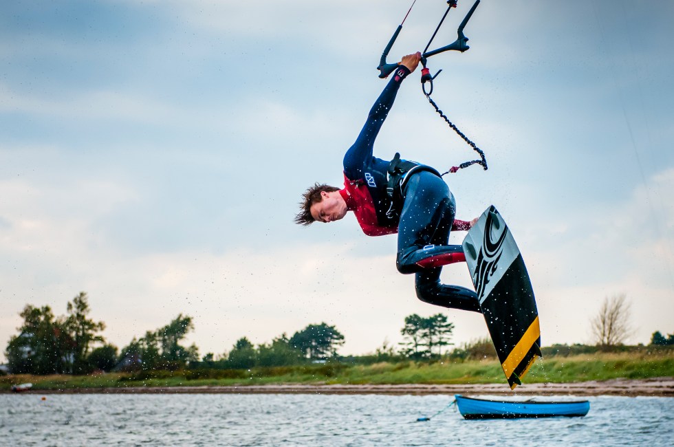 kitesurfer unhooked